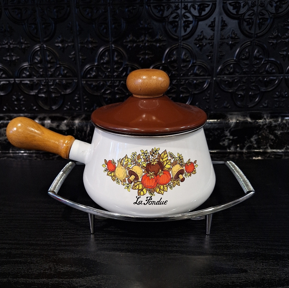 Spice Of Life Fondue Pot , Vintage Enamel La Fondue Saucepan And Display Trivet